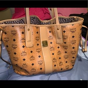 MCM MEDIUM REVERSIBLE TOTE